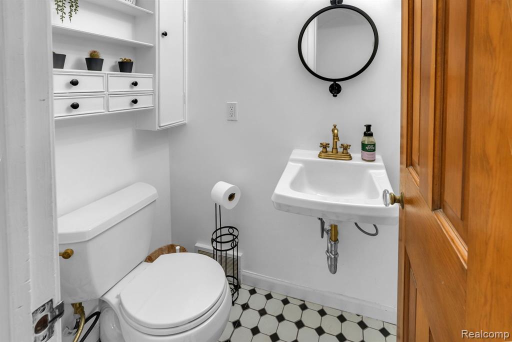 6 CLINTON Lane, Dearborn, MI 48120 — Photo 16