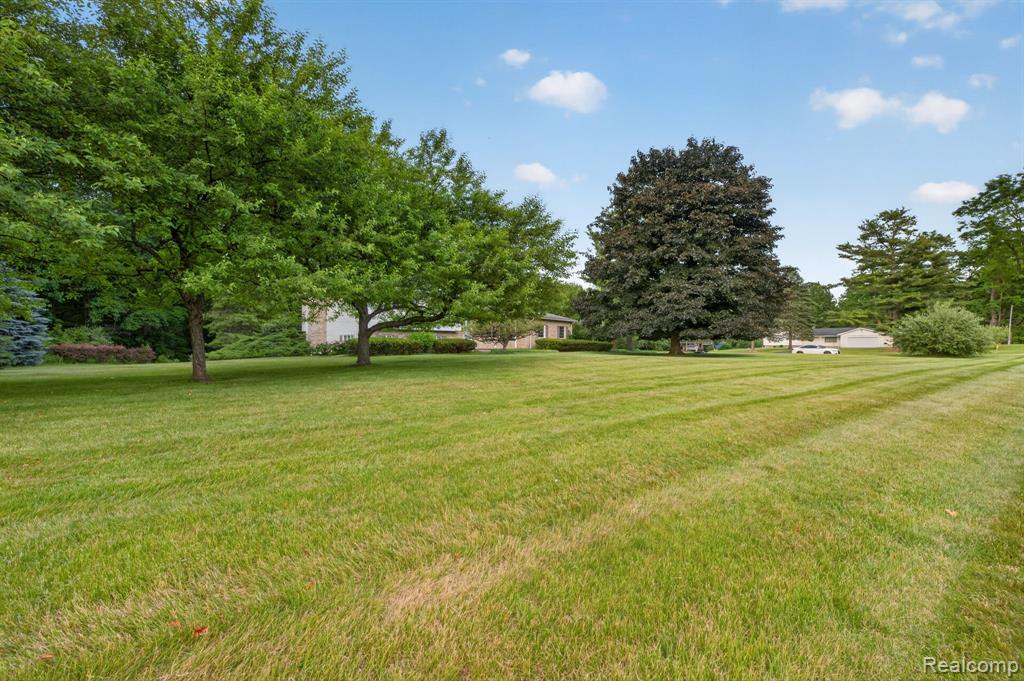 9144 Deer Park Court, Fenton, MI 48430 — Photo 6