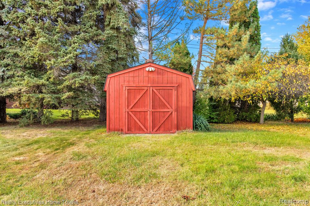 49545 SCHOENHERR Road, Shelby Twp, MI 48315 — Photo 5