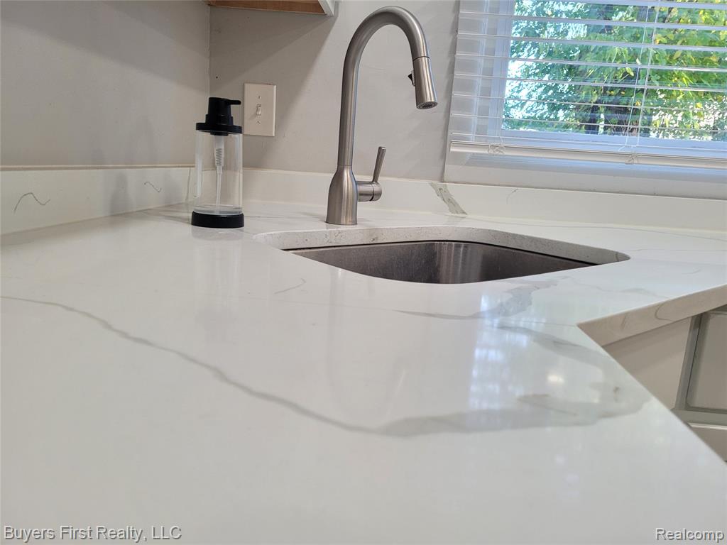 14710 Loretta Place, Oak Park, MI 48237 — Photo 10