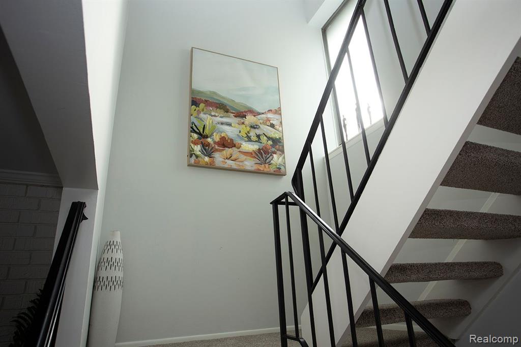 984 STRATFORD Lane E, Bloomfield Hills, MI 48304 — Photo 6