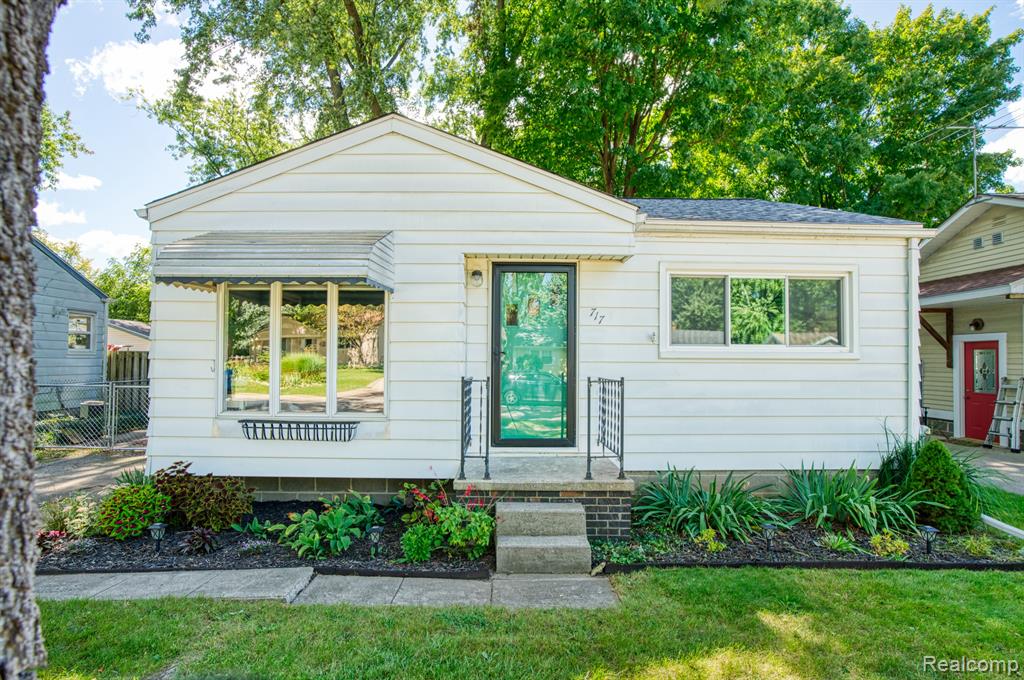 717 WHITNEY Street, Brighton, MI 48116 — Photo 2