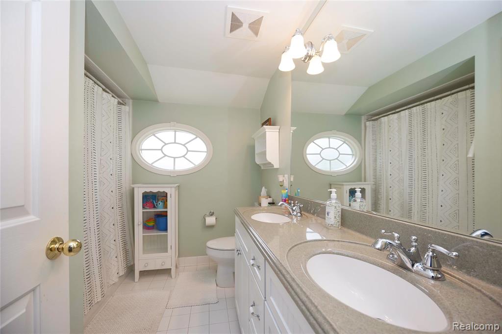 826 Larchlea Drive, Birmingham, MI 48009 — Photo 27