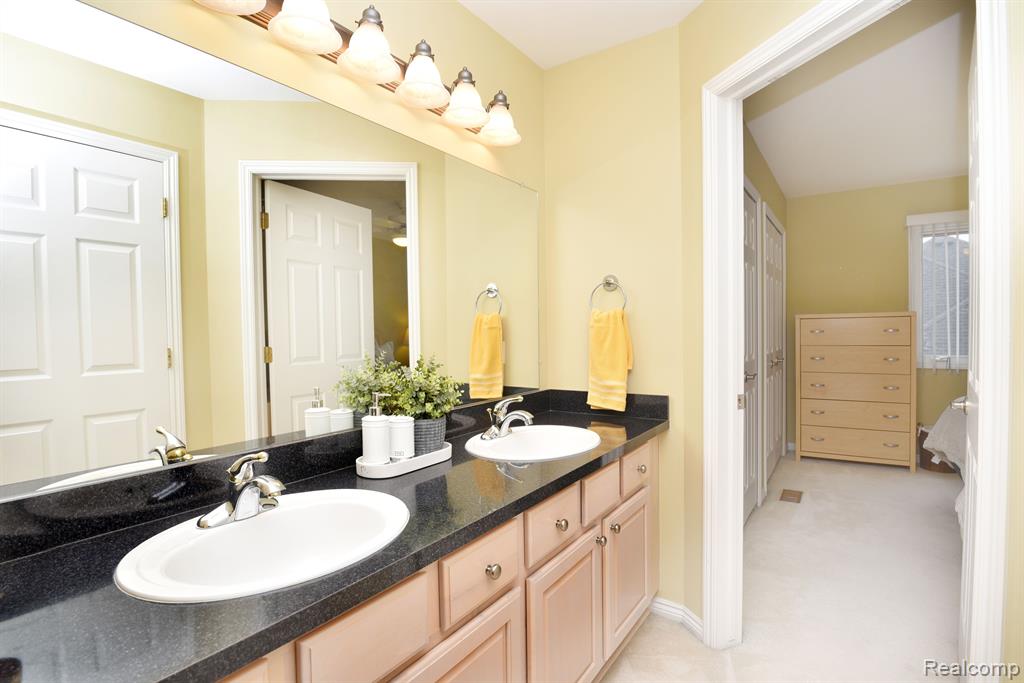 4297 SPRINGBROOK Drive, Sterling Heights, MI 48314 — Photo 37