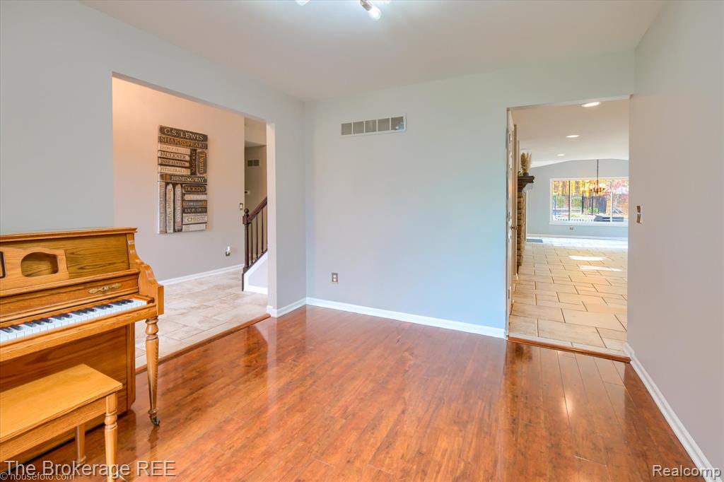 5239 Farmridge Lane, Grand Blanc, MI 48439 — Photo 30