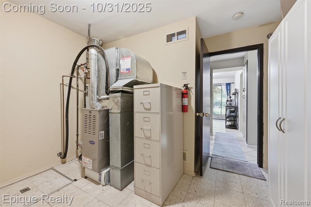 36996 Dartmoor Drive, Farmington Hills, MI 48331 — Photo 20