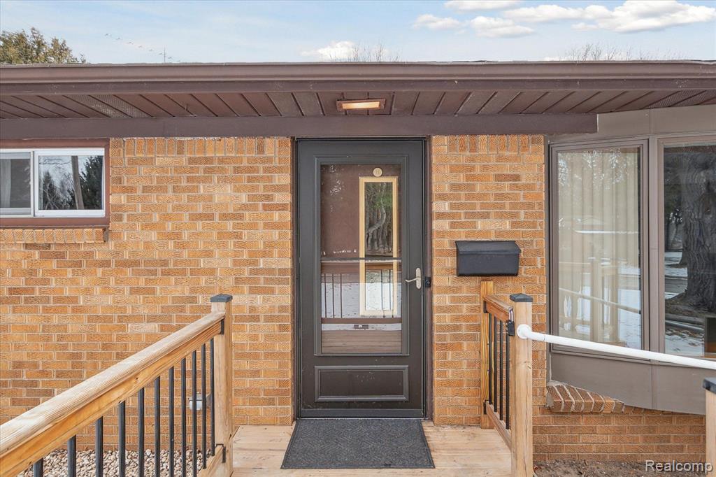 310 TAYLOR Lane, Chelsea, MI 48118 — Photo 4