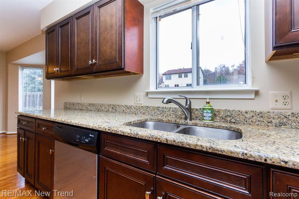 24486 RIVERVIEW Lane, Novi, MI — Photo 14