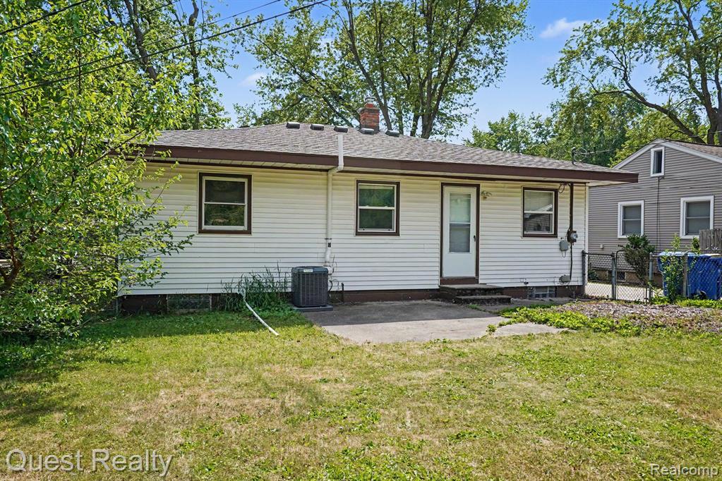 6736 Cloverton Drive, Waterford, MI 48329 — Photo 14