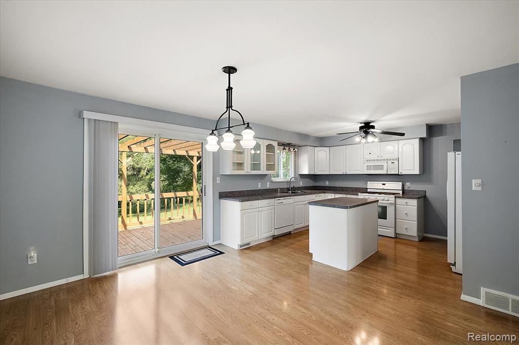 2947 SUN TERRACE Drive, Hartland, MI 48353 — Photo 13