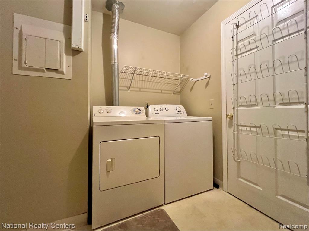 33911 Pondview Circle, Livonia, MI 48152 — Photo 22