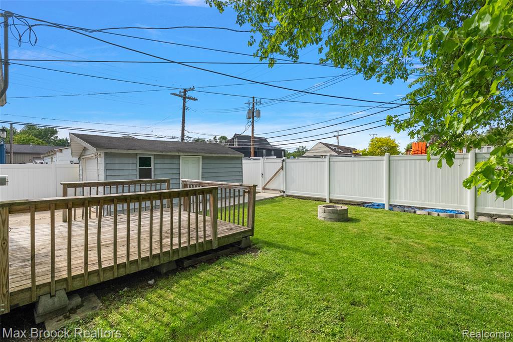 41 E Madge Avenue, Hazel Park, MI 48030 — Photo 17