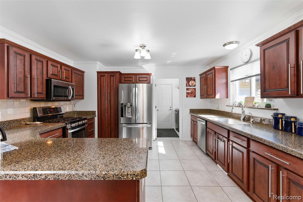9140 Lakewood Drive, Whitmore Lake, MI 48189 — Photo 11