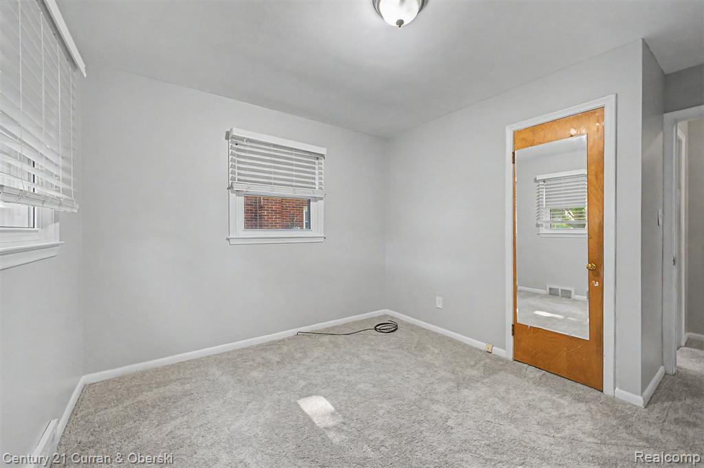 8212 GLENGARY Street, Dearborn Heights, MI 48127 — Photo 26