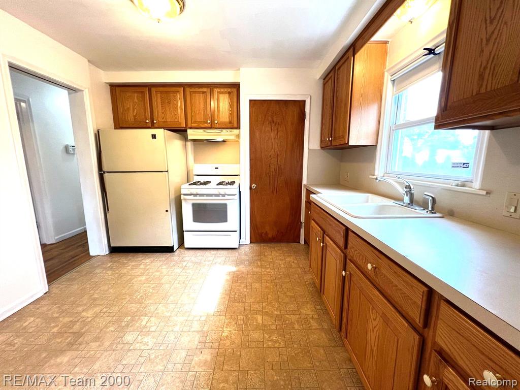 8252 DALE Street, Dearborn Heights, MI 48127 — Photo 4
