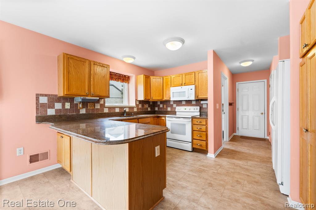 9305 Rotondo Drive, Howell, MI 48855 — Photo 36