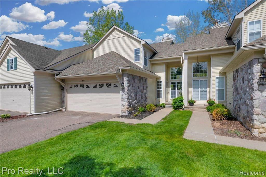 863 CALPERNIA, Wixom, MI 48393 — Photo 2