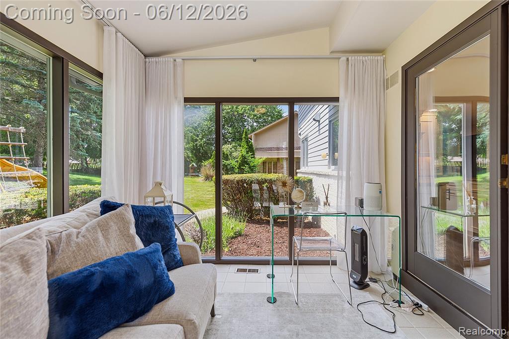 4057 Fox Lake Drive, Bloomfield Hills, MI 48302 — Photo 43