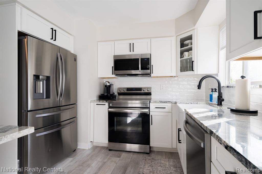 2825 Wall Street, Keego Harbor, MI 48320 — Photo 10