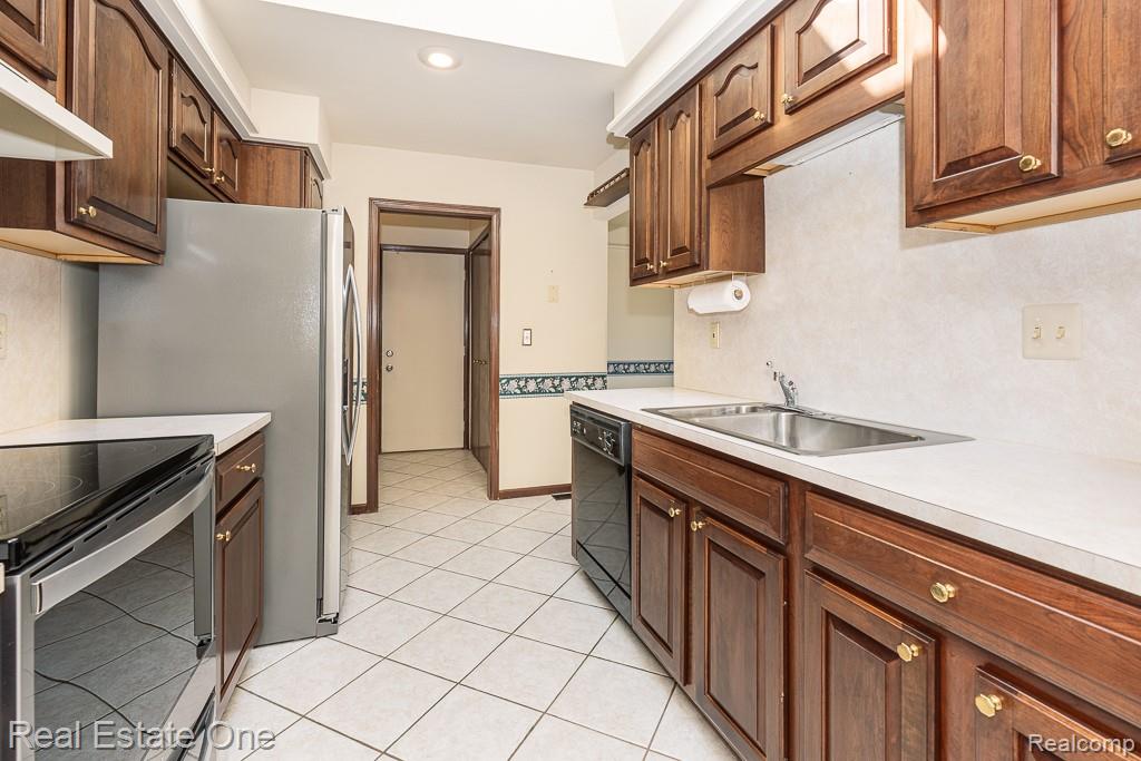 48790 Mill Bank Court, Utica, MI 48315 — Photo 10