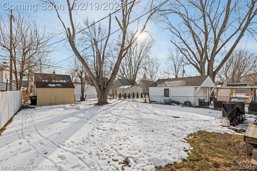 896 E Dallas Avenue, Madison Heights, MI 48071 — Photo 21