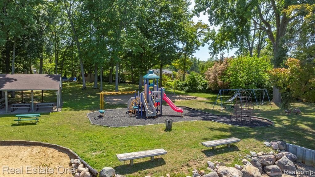 7400 Biscayne Avenue, White Lake, MI 48383 — Photo 46