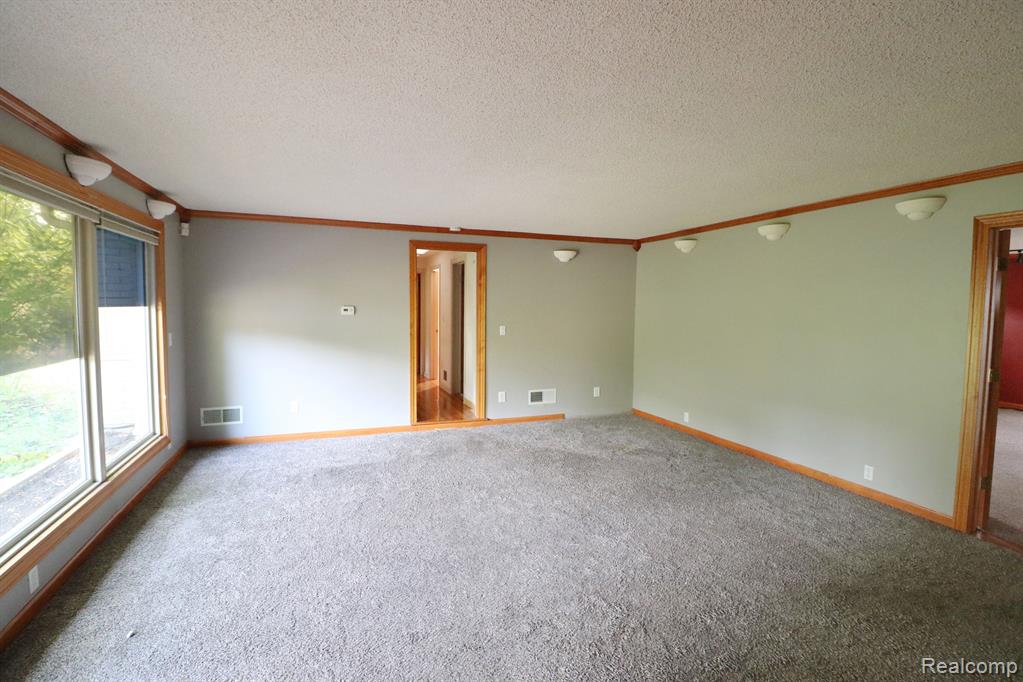 411 COMMONWEALTH Avenue, Flint, MI 48503 — Photo 8