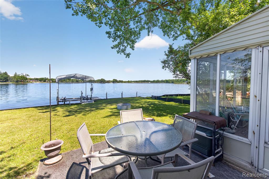 952 Wyman Drive, Waterford, MI 48328 — Photo 2
