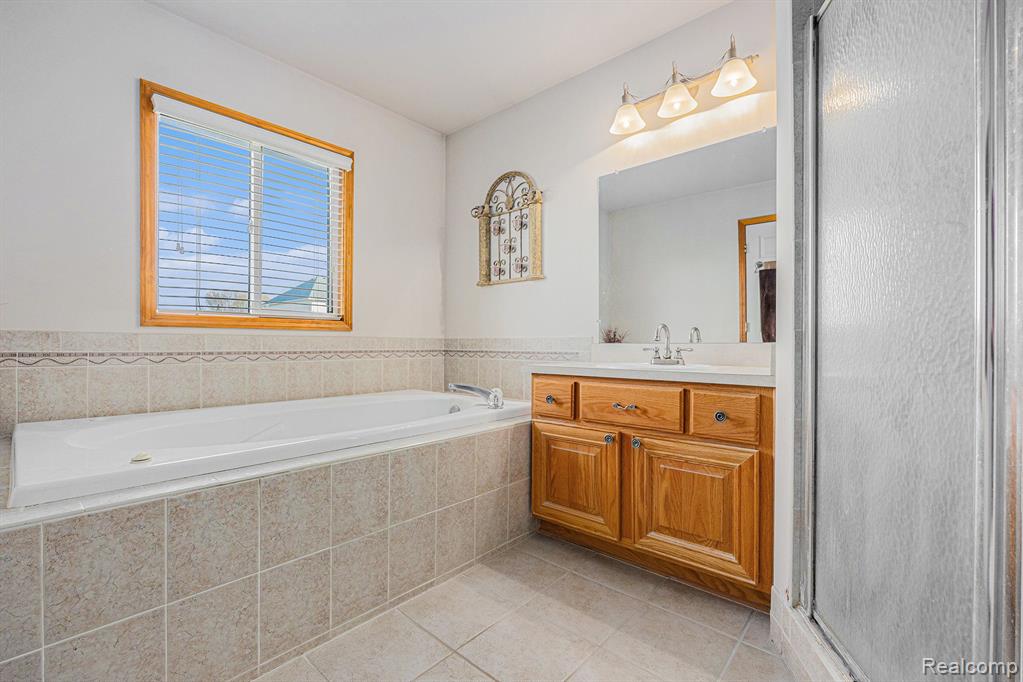 50190 MAGDALINA Drive, Macomb, MI 48044 — Photo 16
