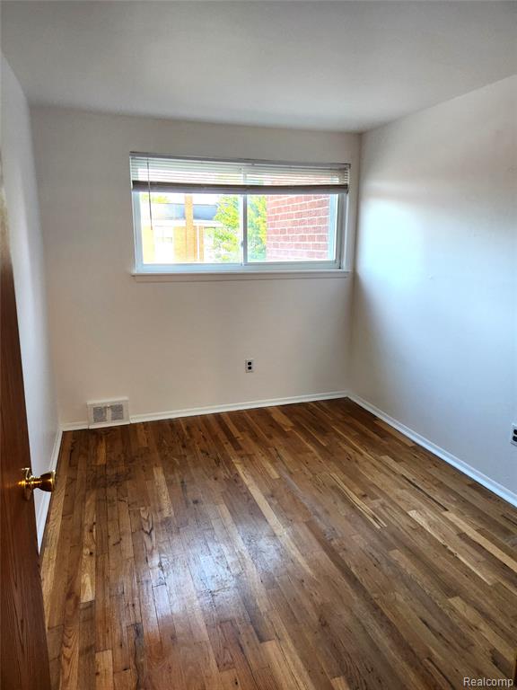 8665 Sterling, Center Line, MI 48015 — Photo 16