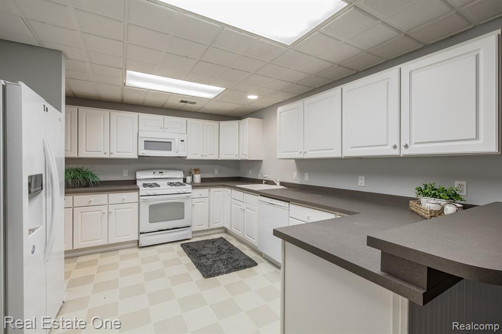 5690 White Lake Road, Clarkston, MI — Photo 47