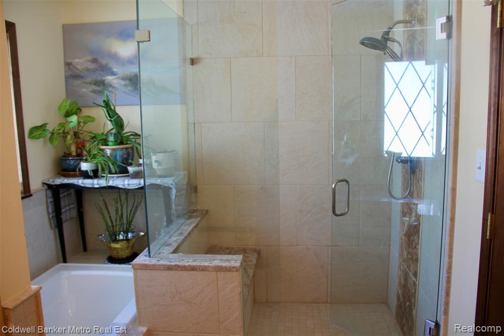 4092 Woodstock Road, Waterford, MI 48328 — Photo 28