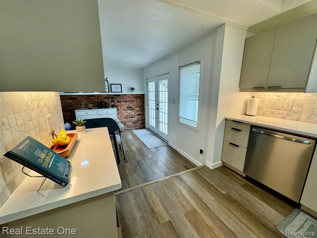 571 ANDRESEN Court, Hazel Park, MI 48030 — Photo 11