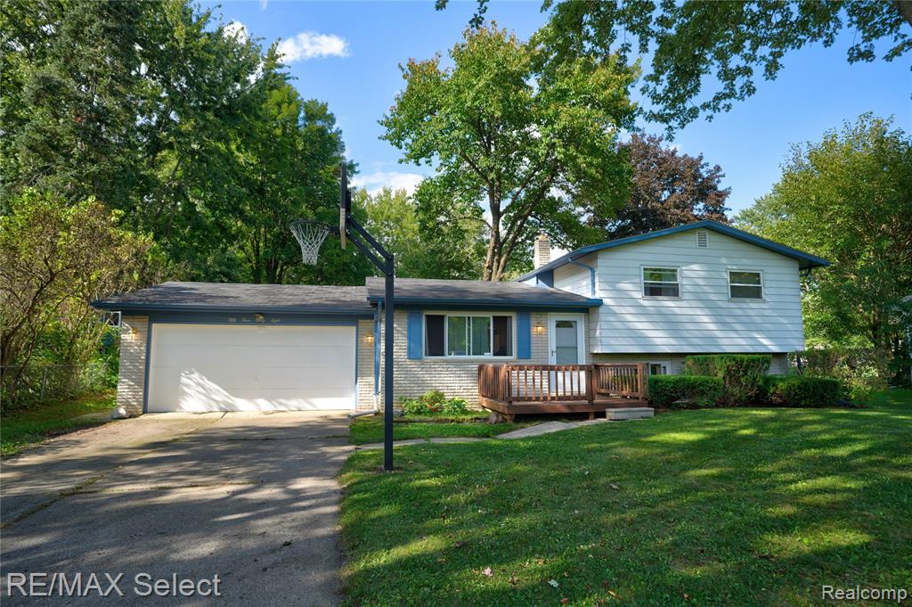 5368 Dunbar Drive, Grand Blanc, MI 48439 — front exterior