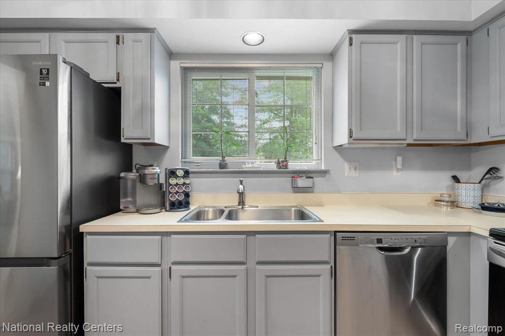 37224 BRENTWOOD Circle, Farmington Hills, MI 48331 — Photo 11
