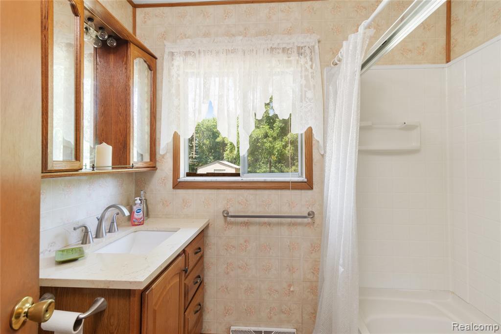 3499 E Carpenter Road, Flint, MI 48506 — Photo 21