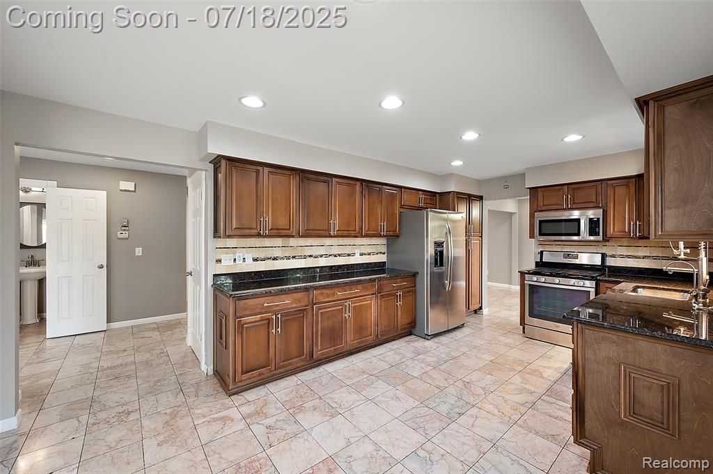 4152 Bloomfield Drive, Sterling Heights, MI 48310 — Photo 23