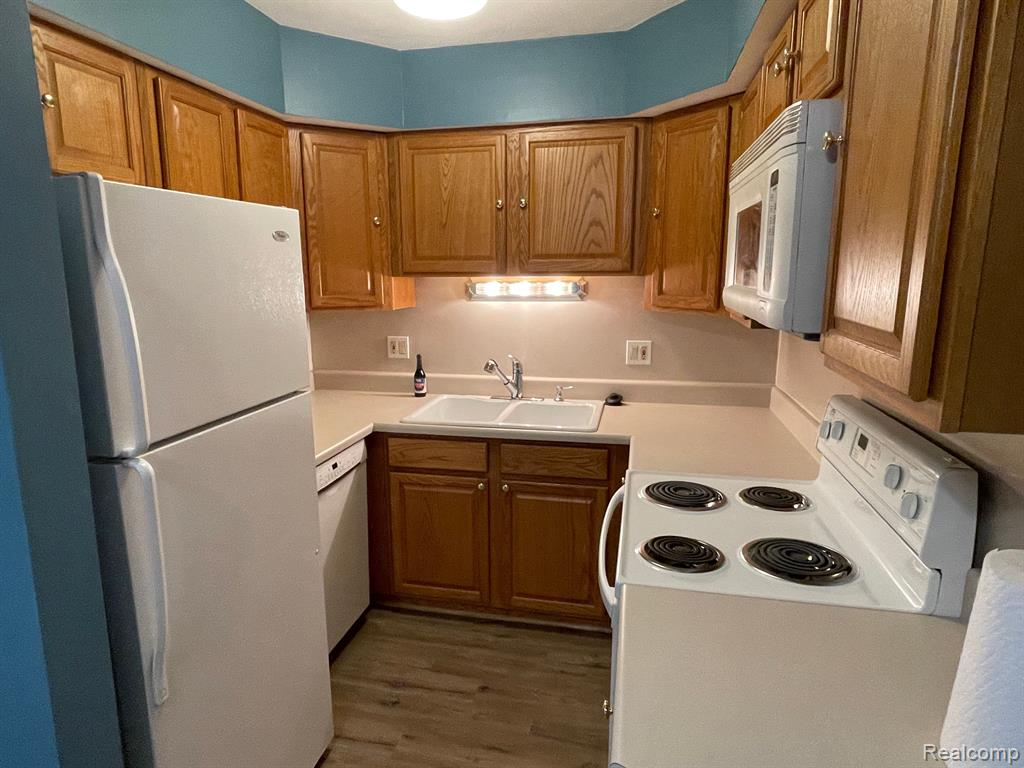 7599 MANOR CIR, Westland, MI — Photo 7
