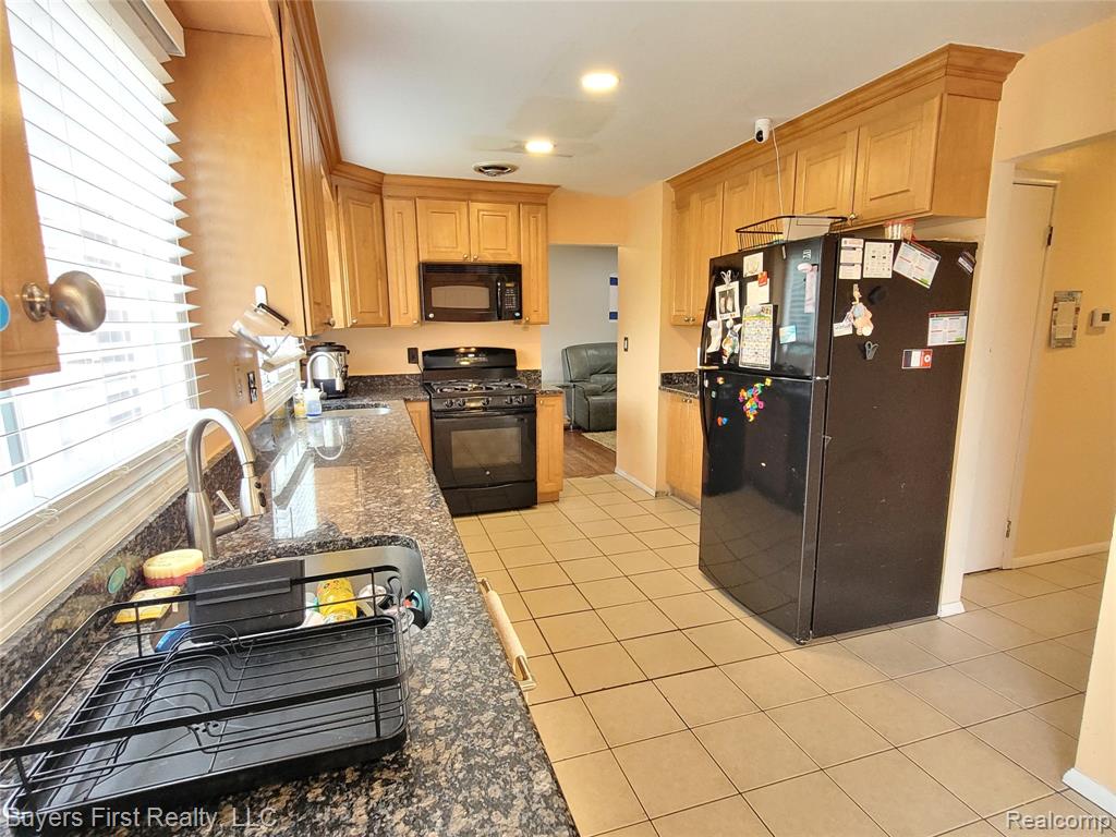 26040 Marlowe Place, Oak Park, MI 48237 — Photo 4
