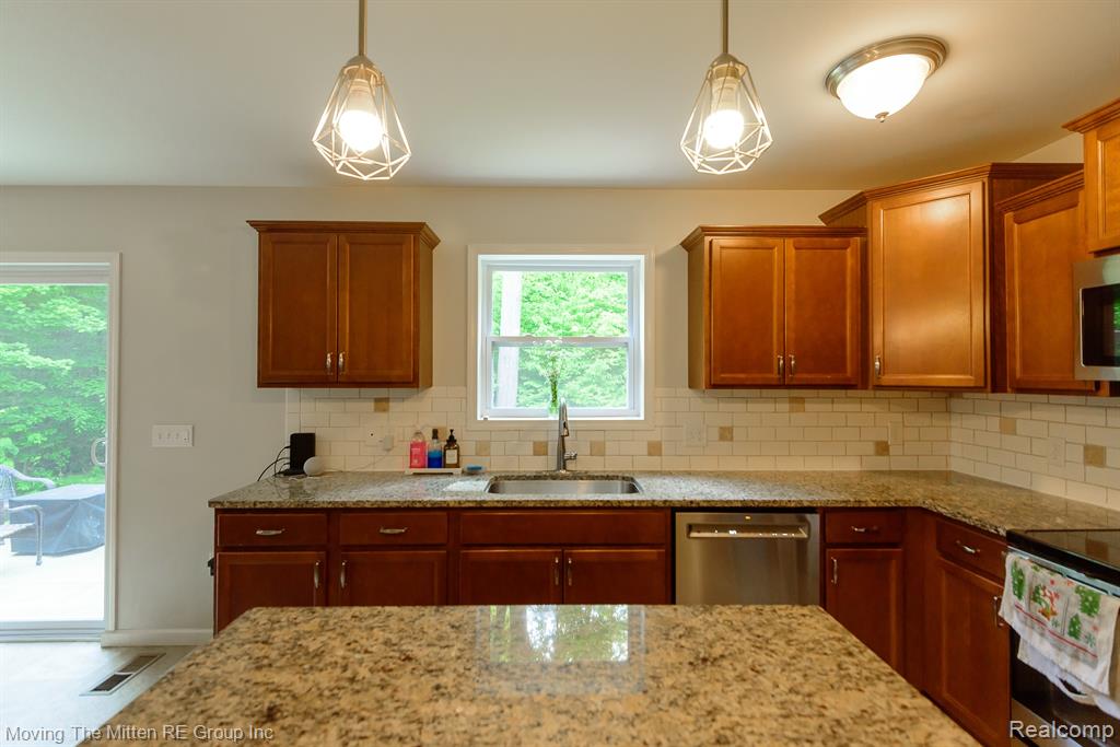 42880 Frederick Court, Belleville, MI 48111 — Photo 12
