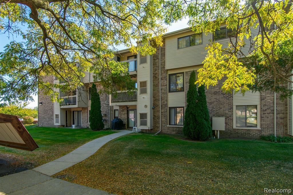 30445 W 14 MILE Road, 52, Farmington Hills, MI 48334 — Photo 2