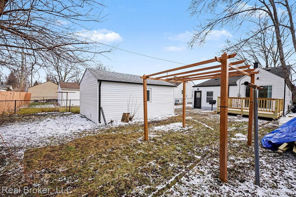 973 E Guthrie Avenue, Madison Heights, MI 48071 — Photo 3