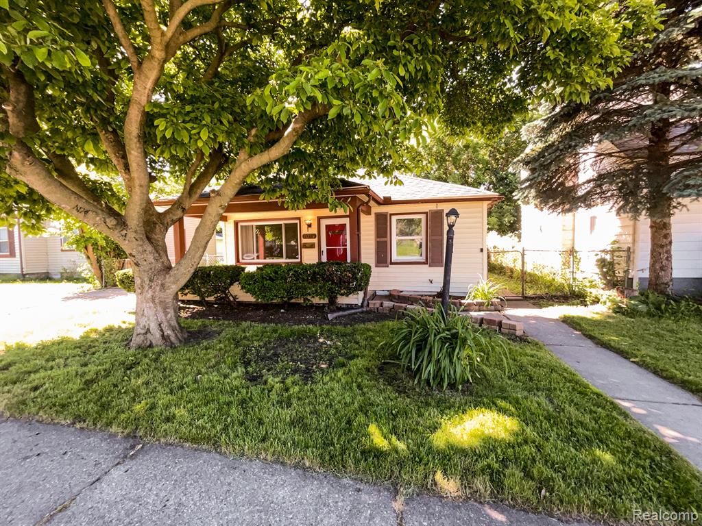7054 FISHER Avenue, Warren, MI 48091 — Photo 6
