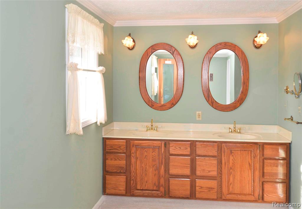 8152 Fairfield Circle, Springfield, MI — Photo 29