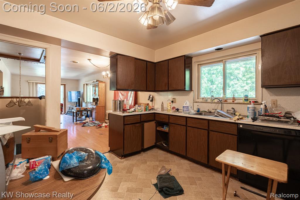 820 Clara Street, Commerce Twp, MI 48390 — Photo 24