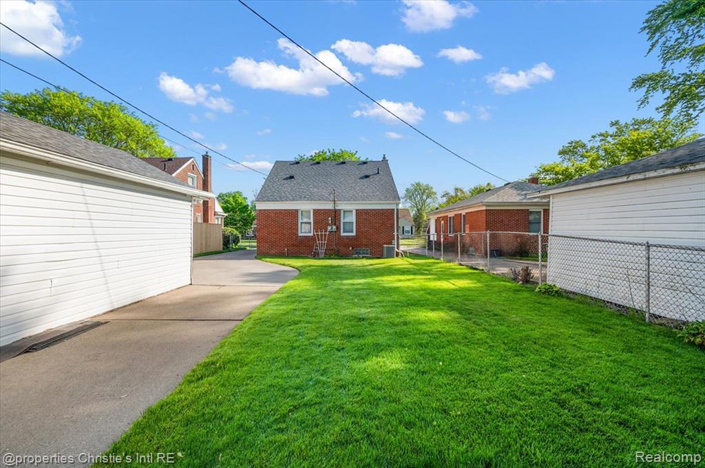 21628 Newcastle Road, Harper Woods, MI 48225 — Photo 15