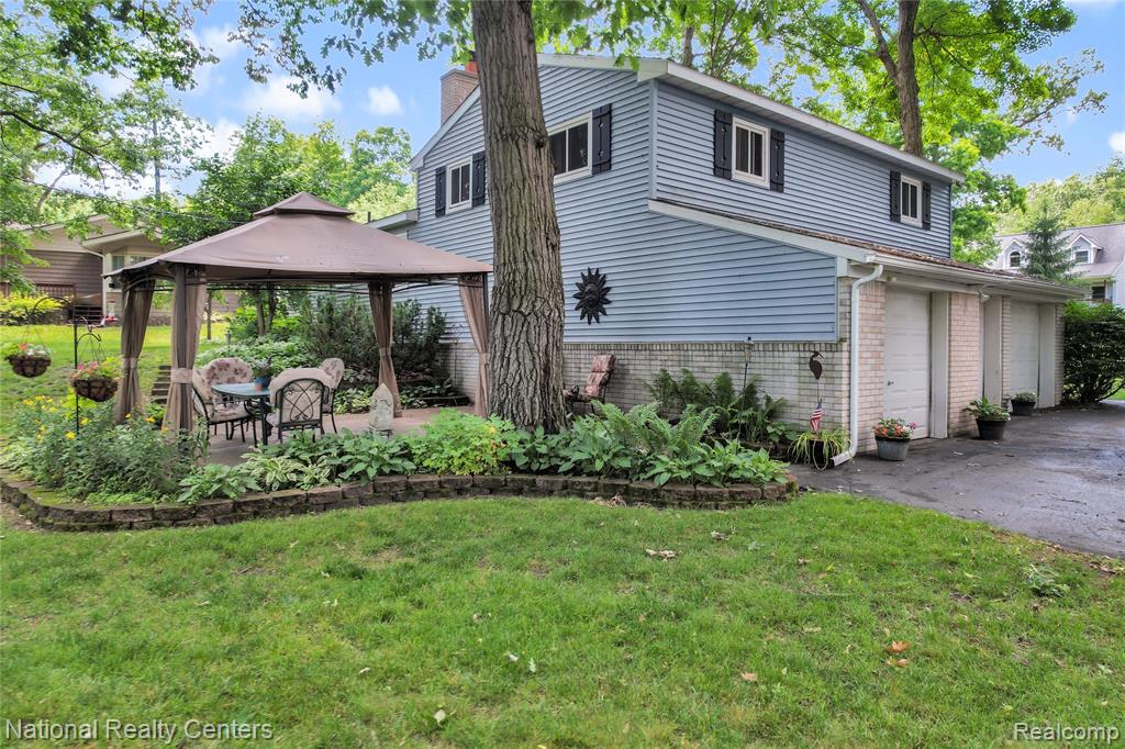 1521 Thread Valley, Holly, MI 48442 — Photo 8