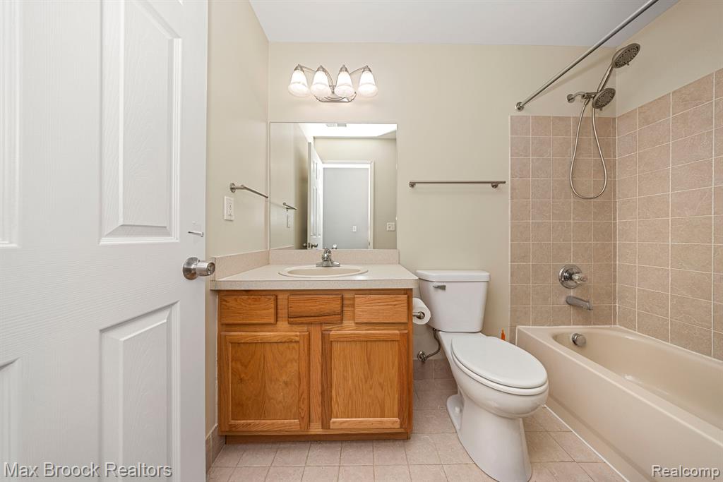 9203 FARMINGDALE Lane, Walled Lake, MI 48390 — Photo 15