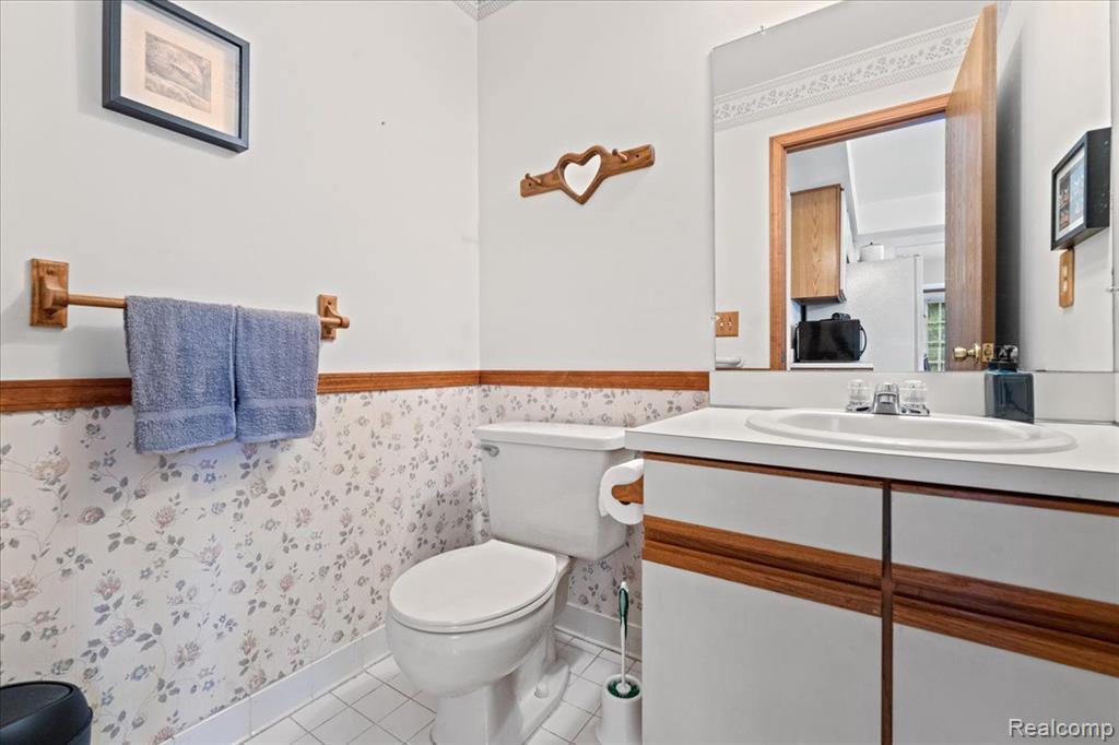 40643 WOODSIDE Drive, Clinton Twp, MI 48038 — Photo 12