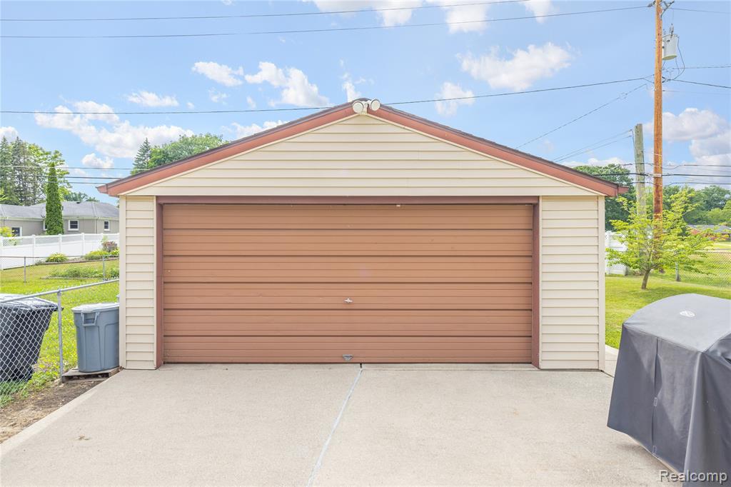9085 Deering Street, Livonia, MI 48150 — Photo 32